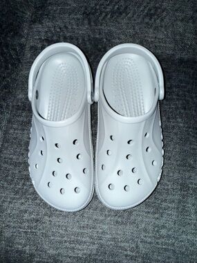 CROCS Classic Slip-On Clog in gray with Heel Strap